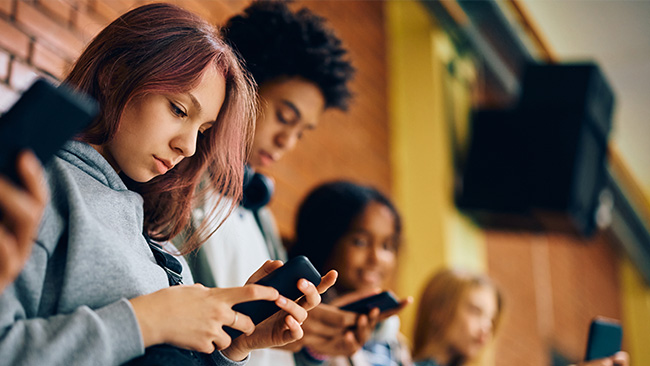 Ados regardant leur smartphone